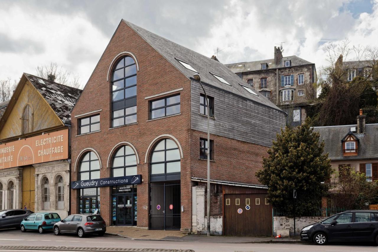 L' Annexe Du Cosmopolitain *